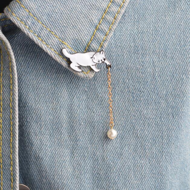 White Pearl-Like Cute Cat Brooch